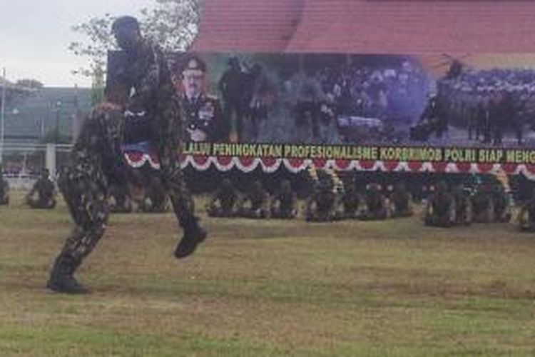 Personel Korps Brimob Polda Kalimantan Tengah menunjukkan atraksi dalam ulang tahun Brimob ke-70 di lapangan Sanaman Mantikei, Palangkaraya, Kalimantan Tengah, Sabtu (14/11/2015).