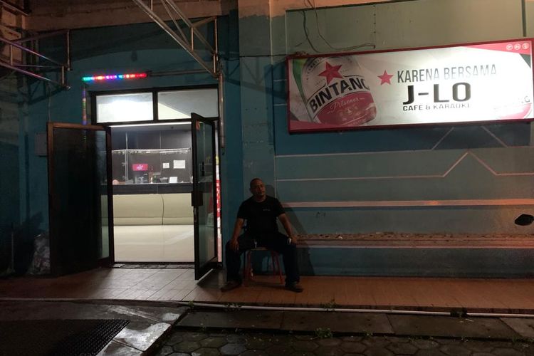 DUDuk--Sofyan, petugas keamaman tempat hiburan malam J-LO Kota Madiun sementara duduk dibdekat pintu masuk tempat karaoke tersebut, Selas (1/3/2022) malam. 