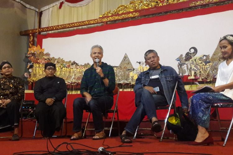 Gubernur Jateng, Ganjar Pranowo, (tengah) saat menjadi pembicara Dialog Budaya Kerja Menuju Indonesia Bahagia di Keloen Original Batik Artwork, Dusun Wanasri, Kelurahan Tirtosari, Kecamatan Sawangan Kabupaten Magelang, Sabtu (16/2/2019) malam.