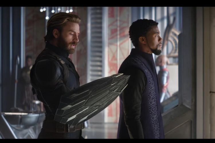 Captain America dan TChalla beraksi dalam Avengers: Infinity War.