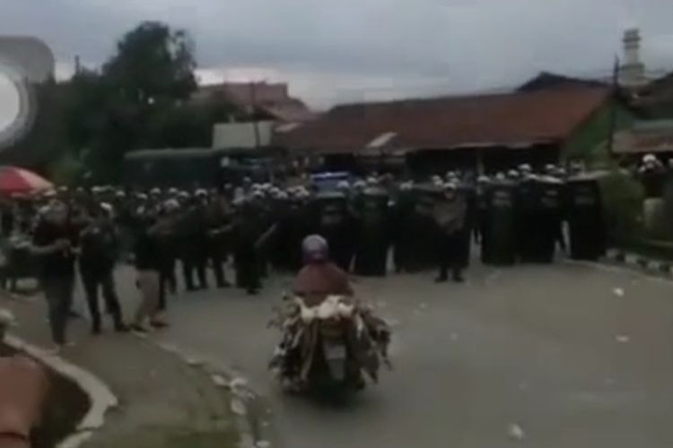 Tangkapan layar video emak-emak saat membawa puluhan bebek menerobos barikade polisi di Jalan Teuku Umar, Samarinda, Kaltim, Kamis (8/10/2020). 