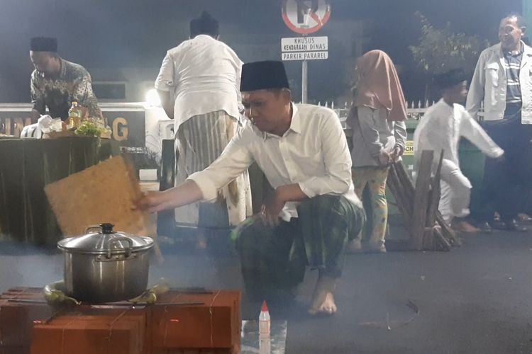 Bupati Lumajang Thoriqul Haq turut memasak nasi liwet meriahkan hari santri, Sabtu (5/11/2022)