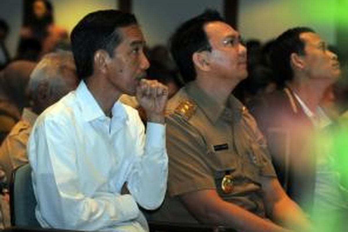 Gubernur DKI Jakarta Joko Widodo alias Jokowi (kiri), didampingi Wakil Gubernur Basuki Tjahaja Purnama, mendengarkan paparan saat membuka Musyawarah Rencana Pembangunan (Musrenbang) 2014 di Balai Agung, Balaikota, Jakarta Pusat, Selasa (25/3/2014). Jokowi memaparkan beberapa program yang tengah dijalankan, mulai dari pengelolaan limbah yang belum maksimal hingga permasalahan Mass Rapid Transit (MRT). WARTA KOTA/ANGGA BHAGYA NUGRAHA