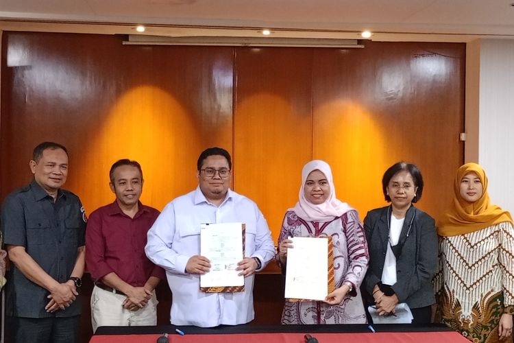 Ketua Bawaslu Rahmat Bagja dan Ketua KPAI Ai Maryati Solihah menandatangani MoU kerjasama dalam mengawasi Pemilu dan Pilkada 2024 yang ramah anak di Ballroom Hotel Redtop, Jakarta, Selasa (23/5/2023).