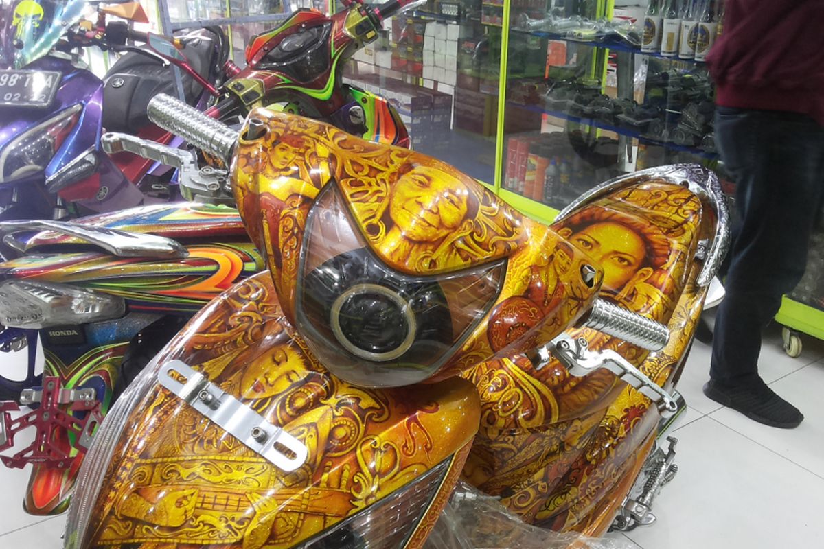 Salah satu sepeda motor display dengan handgrip aluminium yang dipajang di salah satu toko aksesori di Otista, Kampung Melayu, Jakarta Timur, Minggu (11/3/2018).