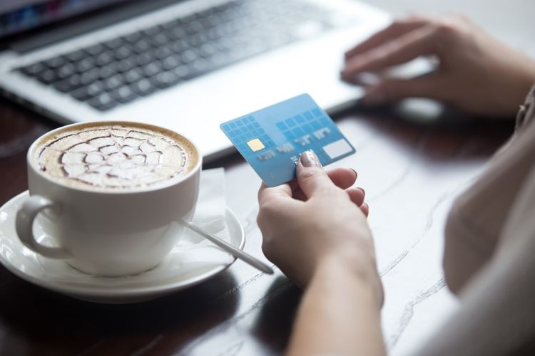Jika digunakan dengan bijak, kartu kredit dapat memudahkan penggunanya dalam melakukan transaksi keuangan sehari-hari. 