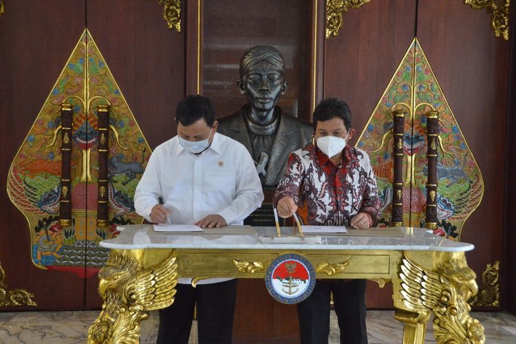 Menteri Pertahanan (Menhan) Prabowo Subianto dan Direktur Utama (Dirut) BPJS Kesehatan Ali Ghufron Mukti menandatangani perpanjangan kerja sama penyelanggaraan program Jaminan Kesehatan Nasional (JKN) di Kantor Kemhan, Jakarta, Rabu (21/4/2021).
