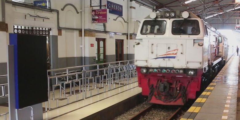 Sejumlah penumpang menunggu Kereta Api Sawunggalih dari Stasiun Cirebon menuju Stasiun Pasar Senen, Sabtu (18/5/2019). Pada masa angkutan lebaran tahun 2019, PT KAI Daop III Cirebon menambah sebanyak 4.7 persen kuota tempat duduk dari tahun lalu. 