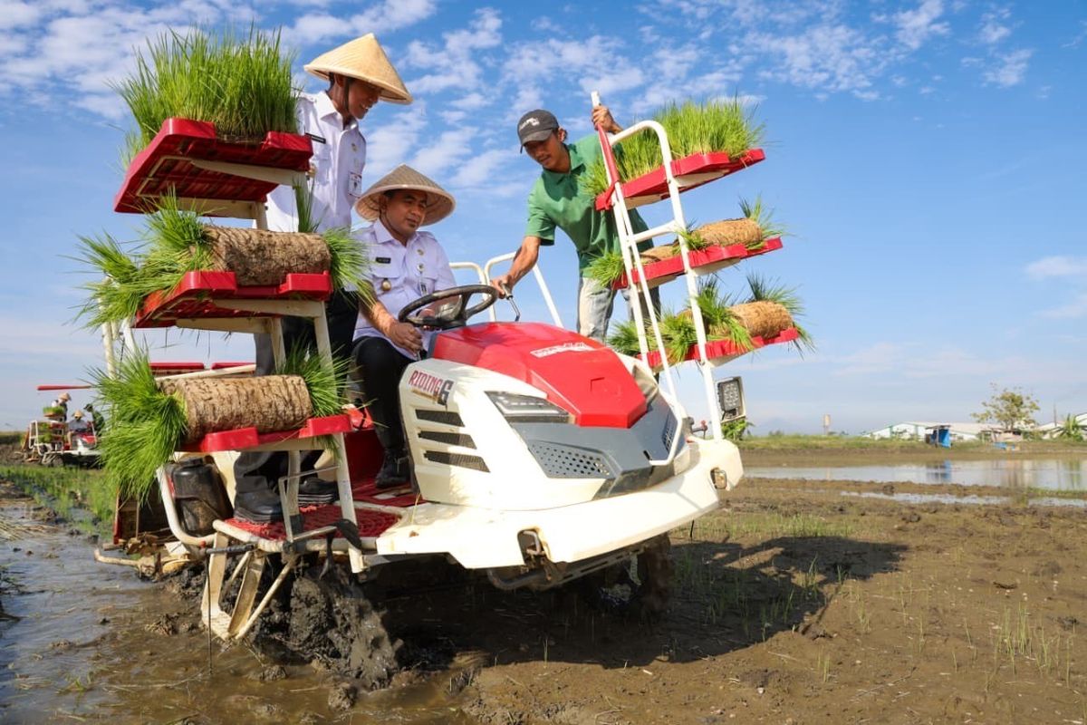 Wakil Gubernur Jawa Tengah Taj Yasin saat mencoba alsintan untuk menanam benih padi dalam acara Wiwitan Tandur Pari bertema ?Sinergi Penanganan Sawah Terdampak Banjir untuk Peningkatan Produksi Padi di Kabupaten Demak', di Desa Dukun, Kecamatan Karengtengah, Rabu, 27 Agustus 2025.