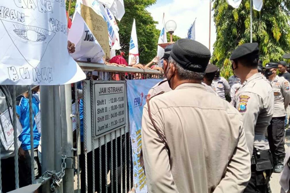 Aksi unjukrasa buruh di kantor PT IKSG Tuban, buntut dari kebijakan PHK sepihak terhadap 33 pekerja.