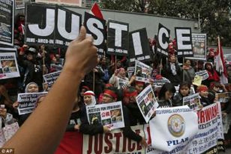 Ribuan tenaga kerja Indonesia (TKI), aktivis hak asasi manusia, dan anggota organisasi pekerja migran di Hongkong berdemonstrasi menuntut keadilan bagi Erwiana Sulistyaningsih, Minggu (19/1/2014).