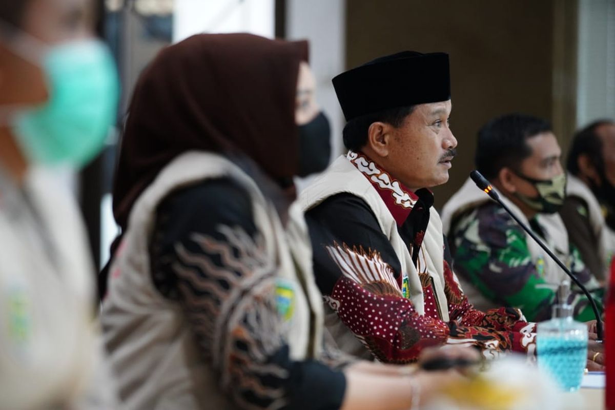 Walikota Madiun, Maidi bersama Wakil Walikota Madiun, Inda Raya, Kapolres Madiun Kota, AKBP Raden Bobby Aria Prakasa mengikuti rapat koordinasi melalui video conference dengan Presiden RI Joko Widodo dengan Forpimda Provinsi Jawa Timur beserta pemerintah kota dan kabupaten, Kamis (25/6/2020)
