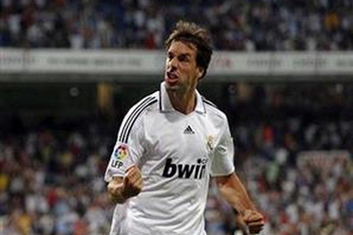 Ruud van Nistelrooy, diminati oleh pemilik Manchester City, Sulaiman Al-Fahim, yang memberikan cek kosong kepada Rela Madrid ketika menawarnya.