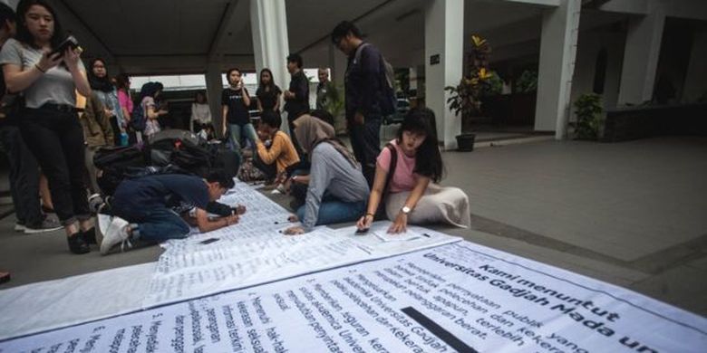 Mahasiswa UGM menandatangani petisi penolakan kekerasan seksual dalam unjuk rasa UGM Darurat Kekerasan Seksual di Kampus Fisipol UGM, Kamis (8/11). 