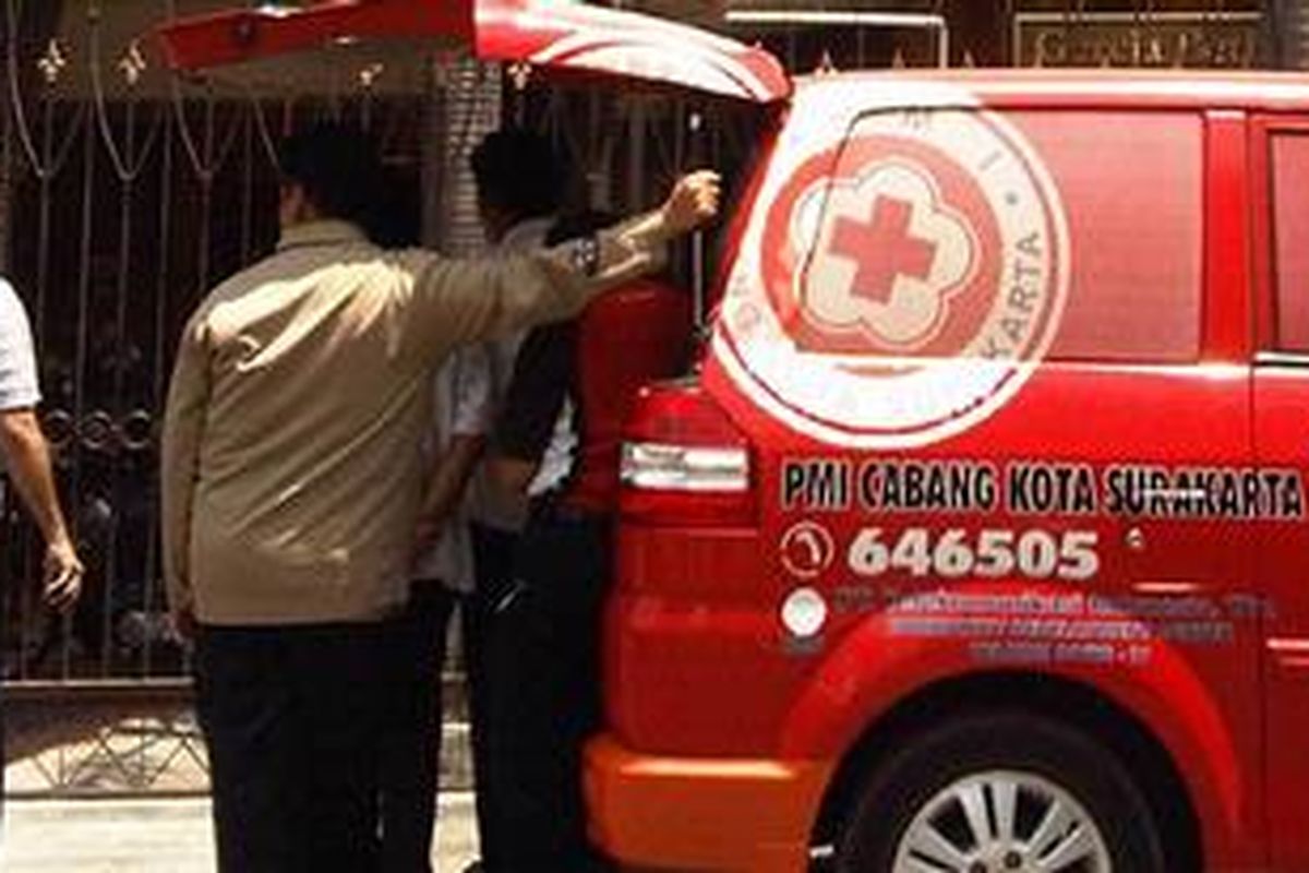 Satu unit ambulance disiagakan di halaman Gereja Bethel Indonesia Sepenuh (GBIS) Sepenuh, Solo, pascaledakan bom, Minggu (25/9/2011).