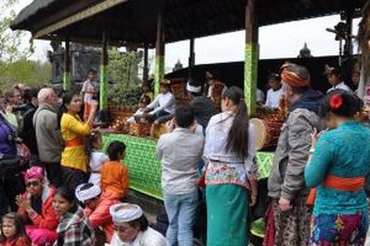 Umat Hindu Bali merayakan hari Raya Saraswati, Sabtu (2/5/2015), di Pura Agung Shanti Bhuwana - Pairi Daiza, 85 km dari kota Brussel, Belgia.