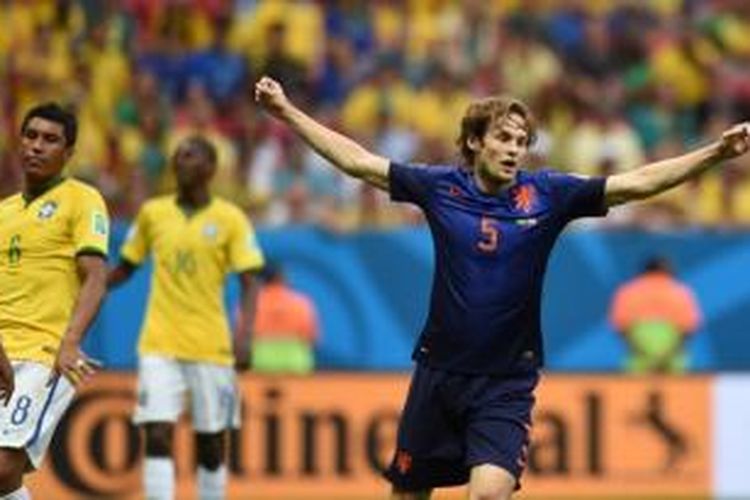 Pemain Belanda, Daley Blind (kanan), merayakan gol yang dicetak ke gawang Brasil pada laga perebutan tempat ketiga Piala Dunia 2014 di Estadio Nacional, Brasilia, Sabtu (12/7/2014).