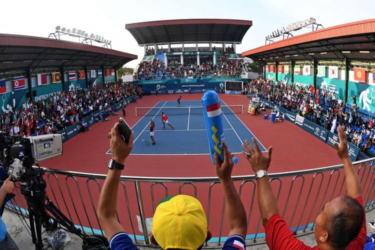 Ekspresi petenis ganda campuran Indonesia Aldila Sutjiadi (kiri) dan Christopher Rungkat (kekiri) seusai menang atas petenis Thailand Luksika Kumkhum dan Sonchat Ratiwatana pada final tenis ganda campuran Asian Games 2018 di Jakabaring Sport City, Palembang, Sumatera Selatan, Sabtu (25/8/2018).