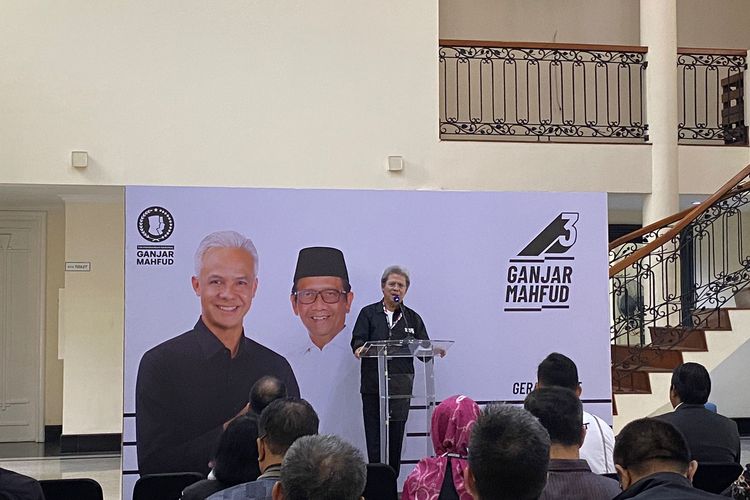 Deputi Bidang Hukum Tim Pemenangan Nasional (TPN) Ganjar-Mahfud Todung Mulya Lubis di Posko Pemenangan Cawapres, Jalan Teuku Umar, Jakarta Pusat, Kamis (4/1/2024).