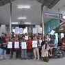 Bagi-bagi Masker di Depok, Sekolah Relawan Sebar Energi Positif Hadapi Corona