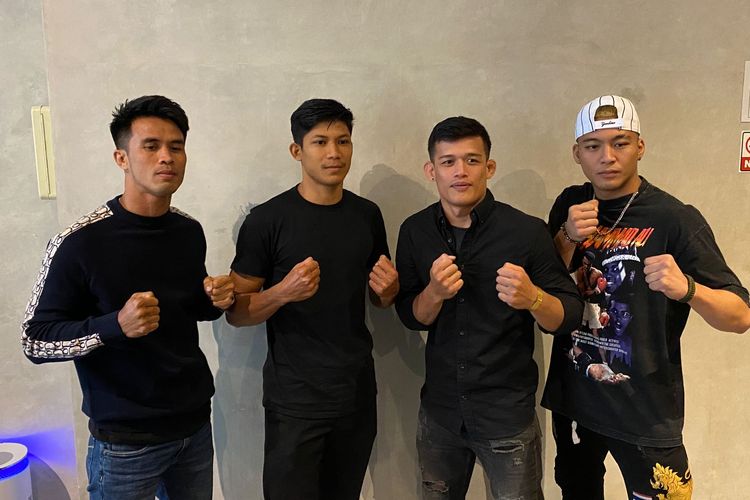 Para peserta MMA Fight Academy yaitu Rendi Anjar Kusuma, Yoga Prabowo, Frans Lincol, dan Rheza Arianto berpose dalam jumpa media terbatas di kantor Mola di Jakarta pada Selasa (7/2/2023).