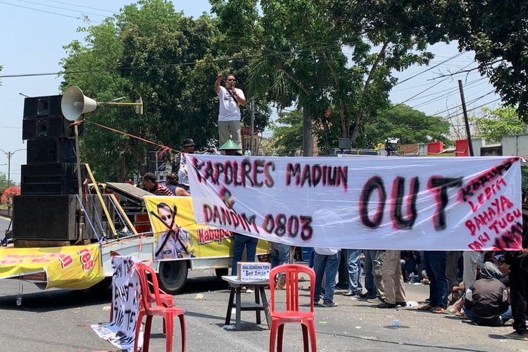 Ratusan pesilat yang tergabung dalam Forum Koordinasi Pecinta Budaya (Forkopinda) menggelar unjuk rasa di depan halaman Mapolres Madiun di Jalan Soekarno-Hatta, Kota Madiun, Jawa Timur, Rabu (11/10/2023).