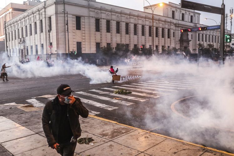 Awan gas air mata menyelimuti jalan saat demonstran anti-pemerintah bentrok dengan polisi di pusat kota Lima, Peru, Selasa, 5 April 2022. Apa saja efek gas air mata? Simak penjelasan berikut. 