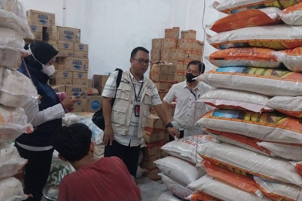Tim Satgas Pangan saat monitoring harga kebutuhan pokok di pasar Bangka Belitung, Rabu (27/3/2024).