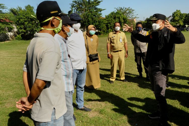 Wali Kota Surabaya Eri Cahyadi saat meninjau lokasi yang akan digunakan sebagai rumah sakit darurat di Kalibokor, Kota Surabaya, Selasa (13/7/2021). 