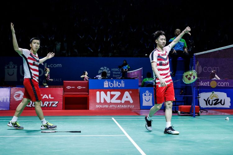 Pebulu tangkis ganda putra Indonesia, Kevin Sanjaya Sukamuljo dan Marcus Fernaldi Gideon merayakan kemenangan dalam laga babak perempat final Indonesia Open 2018 di Istora Senayan, Jakarta, Jumat (6/7/2018). Pebulu tangkis ganda putra Indonesia, Kevin Sanjaya Sukamuljo dan Marcus Fernaldi Gideon menang dengan skor 20-22 22-20 21-18.