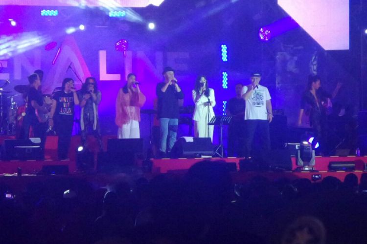 United We Loud Porject yang terdiri dari Danilla, Candil, Shae, Aqi, Monita, Fadly, Ari Lasso tampil di Stage A Soundrenaline 2017 di Garuda Wisnu Kencana, Bali, Sabtu (9/7/2017) malam.
