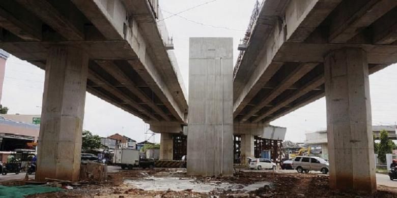 Proyek pembangunan salah satu bagian enam ruas tol, yaitu Sunter-Pulo Gebang, di Kelapa Gading, Jakarta Utara, Kamis (24/11). Tujuh pilar telah terbangun berdekatan dengan jalan layang yang juga tengah dibangun. Pembangunan tol ini dulu dikritik karena tidak menyelesaikan masalah utama kemacetan. 