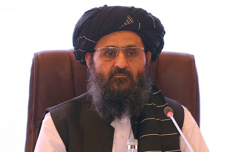 Pemimpin tim perunding Taliban Mullah Abdul Ghani Baradar melihat deklarasi akhir pembicaraan damai antara pemerintah Afghanistan dan Taliban yang disampaikan di ibu kota Qatar, Doha, pada 18 Juli 2021.