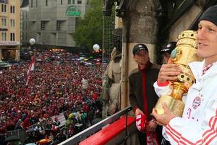 Gelandang Bayern Muenchen, Bastian Schweinsteger, memegang trofi DFB Pokal yang dimenangkan Bayern pada musim 2012-13, sekaligus melengkapi treble winners. Itu merupakan gelar ke-13 Schweinsteger selama membela Bayern.