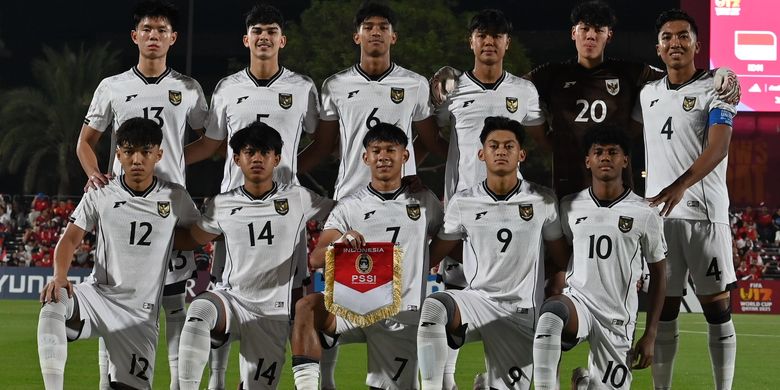 Skuad Timnas U17 Indonesia berfoto sebelum bertanding melawan Timnas Zambia pada laga Grup H Piala Dunia U17 di Lapangan 7 Aspire Zone, Doha, Qatar, Selasa (4/11/2025). ANTARA FOTO/Bayu Pratama S/fzn/bar