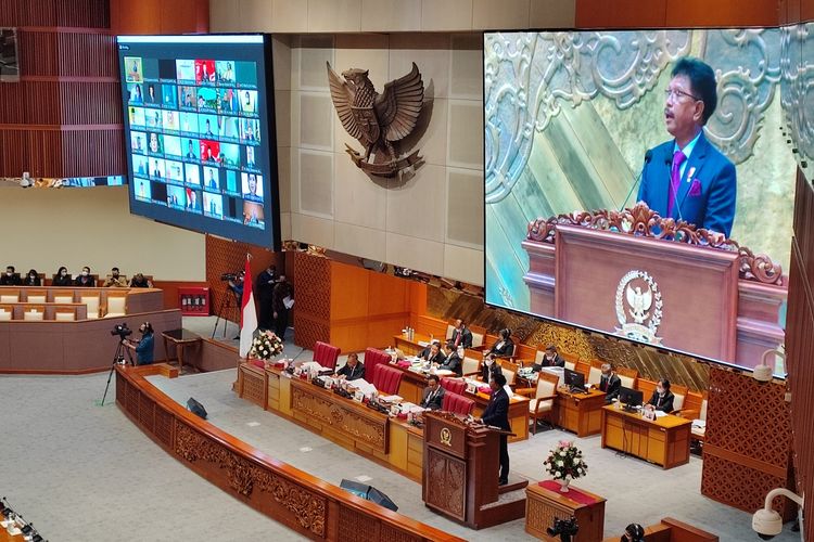 Menteri Komunikasi dan Informatika (Menkominfo) Johnny G. Plate hadir di Rapat Paripurna Ke-5 Masa Persidangan I Tahun Sidang 2022-2023 yang berlangsung di ruang rapat Gedung DPR, Senayan, Jakarta Pusat, hari ini, Selasa (20/9/2022). Agenda rapat paripurna hari ini salah satunya adalah pengesahan RUU PDP menjadi undang-undang.