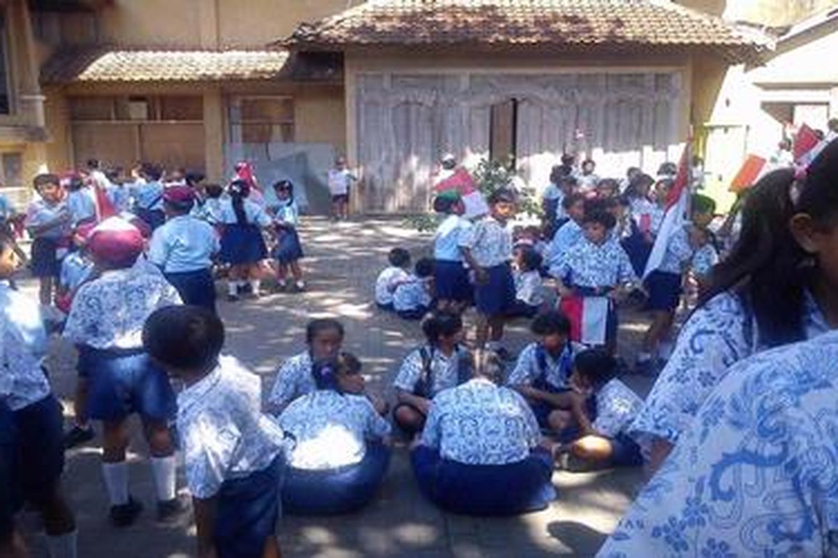 Siswa SD sedang menanti kedatangan Presiden Amerika Serikat Barack Obama di Jalan By Pass Ngurah Rai, Nusa Dua, Bali, Kamis (17/11/2011). Obama tiba di Bali untuk mengikuti rangkaian acara KTT ASEAN. 