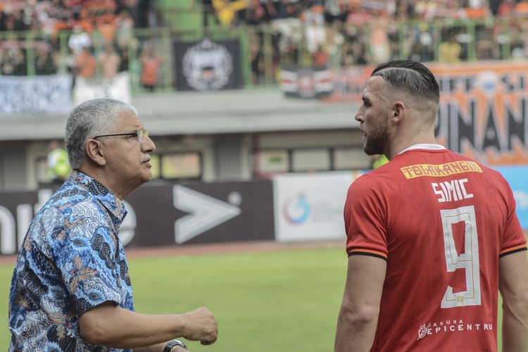 Pelatih Persija Jakarta, Edson Araujo Tavares (kiri), memberi arahan kepada Marko Simic (kanan) saat pertandingan Persija vs Semen Padang FC, di Stadion Patriot Chandrabhaga, Bekasi, Jawa Barat, Rabu (16/10/2019).