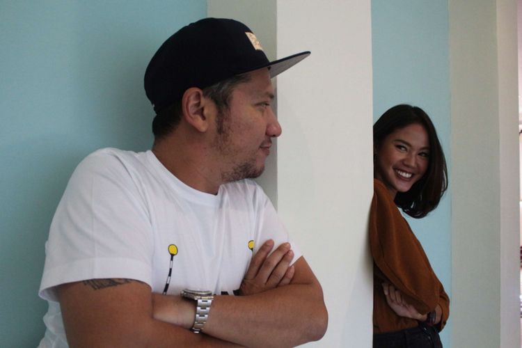 Gading Marten dan Della Dartyan saat berkunjung untuk promo film Love For Sale di Gedung Kompas Gramedia, Palmerah Barat, Jakarta, Selasa (13/02/2018). Film yang bergenre drama komedi romantis tersebut merupakan garapan rumah produksi Visinema Pictures.
