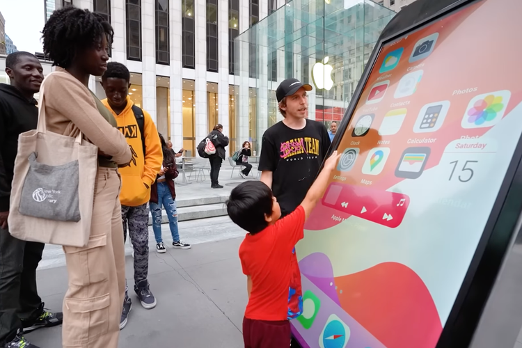 Beem dan rekannya membawa iPhone raksasa bikinannya ke jalanan Time Square, New York untuk dipamerkan dan diuji coba orang-orang sekitar