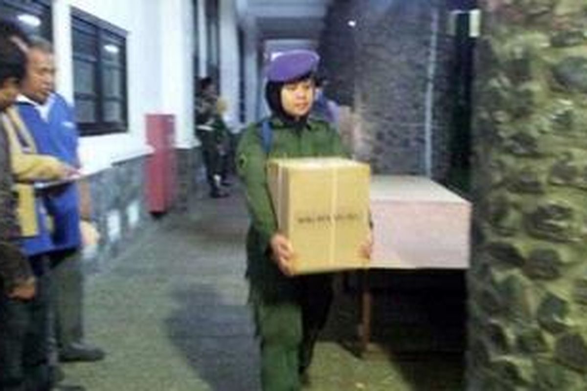 Petugas resimen mahasiswa mengangkat kardus berisi naskah soal SNMPTN di Bandung, Selasa (12/6/2012).  