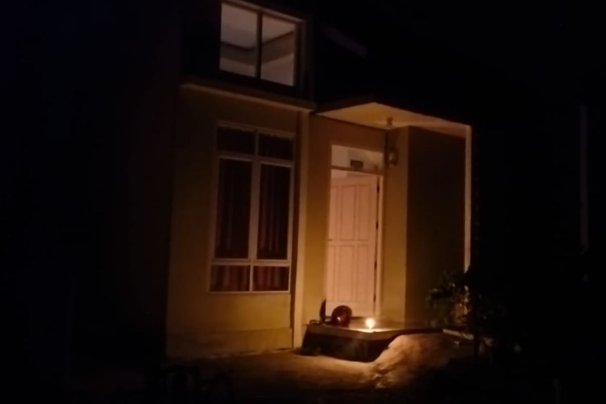 Sebuah lilin menerangi teras rumah warga yang berada di Perumahan Permata Leand, Cluster Garnet, Kelurahan Bagan Pete, Kecamatan Alam Barajo, Kota Jambi, Jumat (22/5/2026).