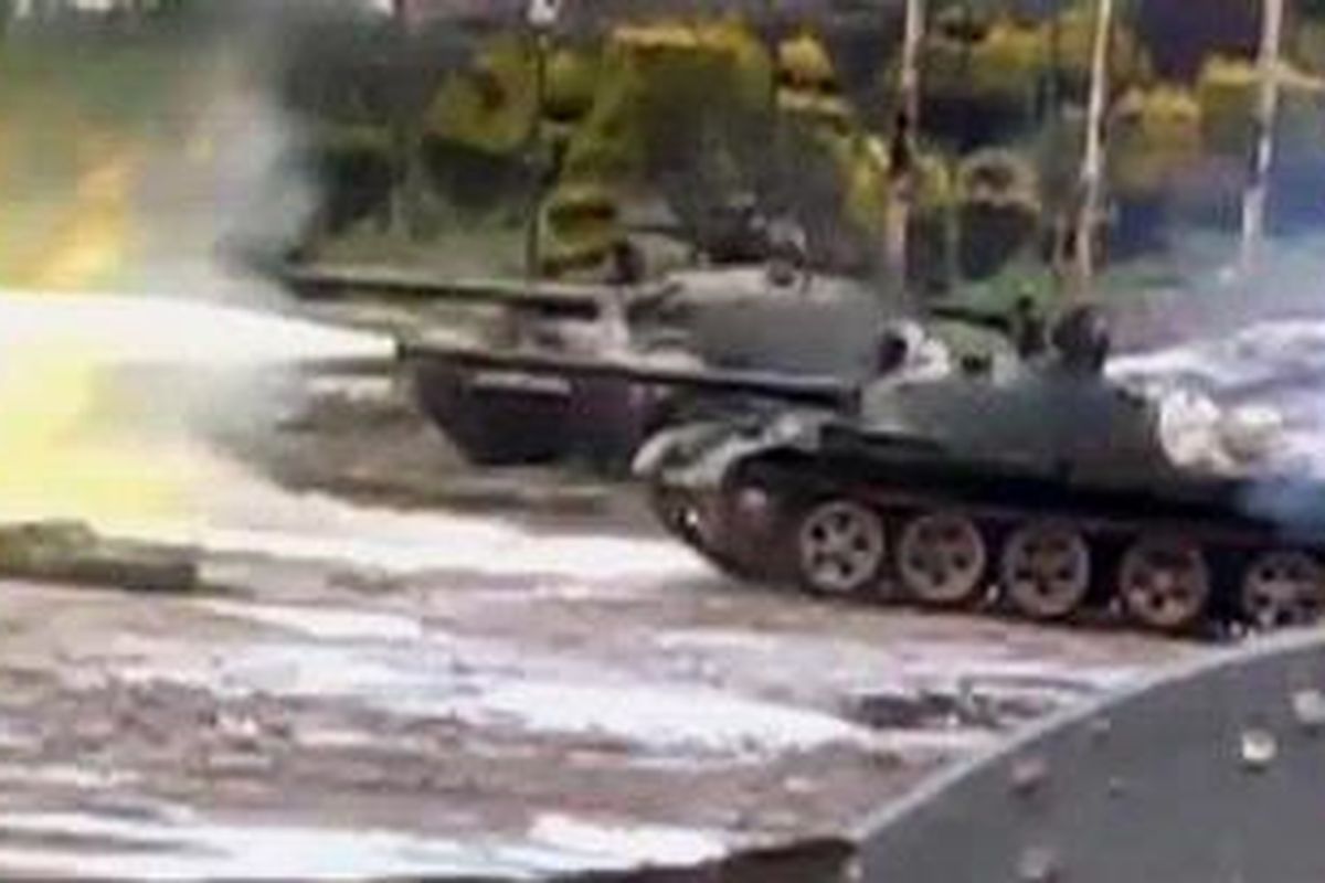 Foto yang dicuplik dari sebuah video yang diunggah di YouTubue pada Jumat (10/2/2012) yang menunjukkan sebuah tank mengeluarkan tembakan di wilayah Baba Amro di kota Homs, yang menurut para aktivis dibombardir oleh pasukan pemerintah. Tentara rezim Suriah melancarkan serangan besar-besaran terhadap kota Homs. Lebih dari 450 orang dilaporkan tewas akibat serangan-serangan tersebut.  