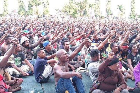 Sambil Duduk Bersila, Massa Aksi Protes Ditemui Gubernur Papua