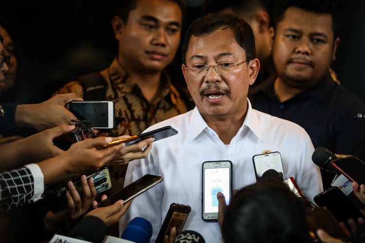 Menteri Kesehatan, Terawan Agus Putranto memberikan keterangan kepada wartawan menjelang kedatangan WNI dari natuna di Bandara Halim Perdana Kusuma, Jakarta Timur, Sabtu (15/2/2020).