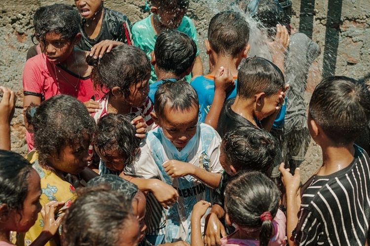 Anak-anak di Desa Oenenu Selatan di Kabupaten Timor Tengah Utara kegirangan bermain berkat program Merdeka Air. 