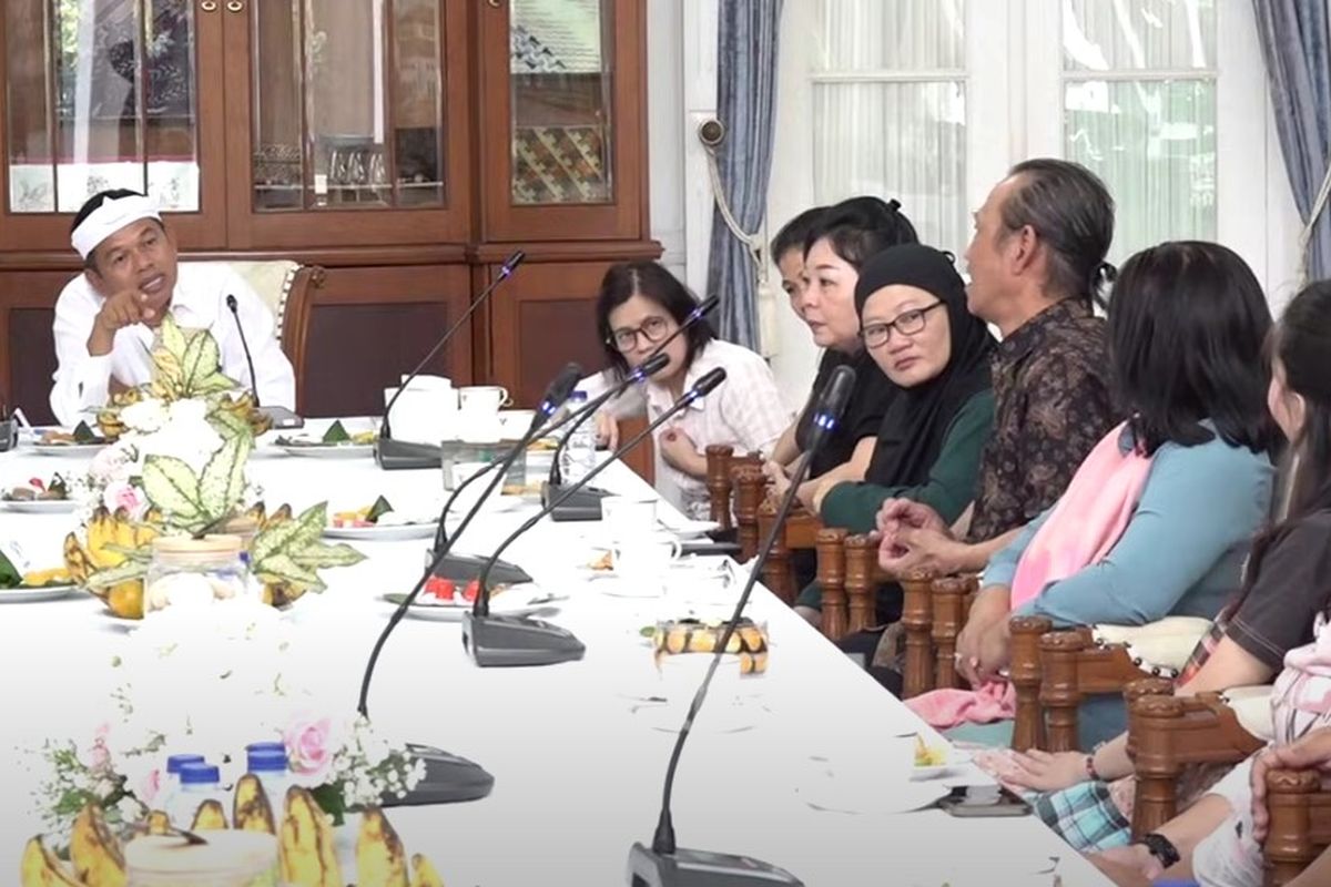 Gubernur Jawa Bara Dedi Mulyadi menginisasi mediasi antara 12 eks pemain sirkus Oriental Circus Indonesia (OCI) dan pihak manajemen Taman Safari Indonesia, di Gedung Pakuan, Bandung, Senin (5/5/2025).