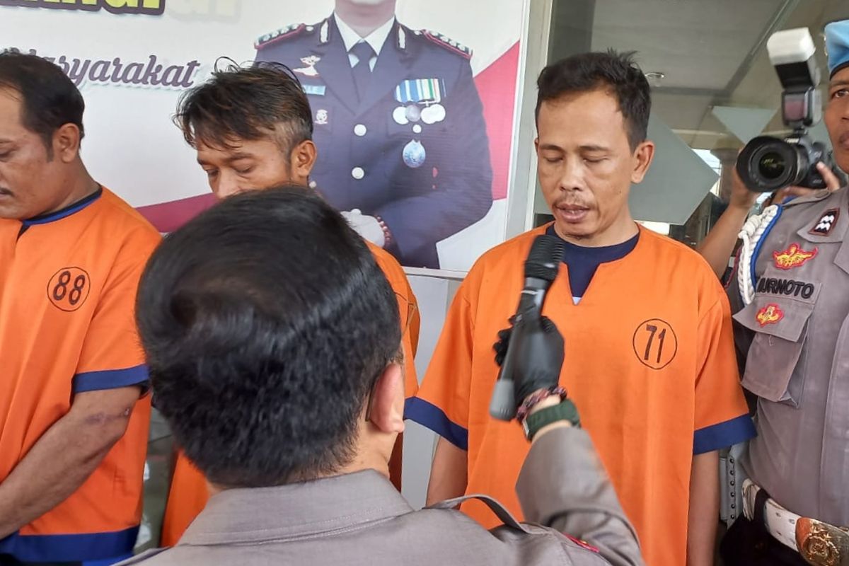 Polisi saat meminta keterangan pelaku pembobolan dinding tembok 