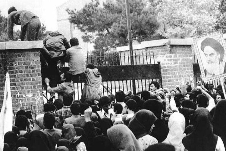 Ribuan mahasiswa Iran mengepung dan menduduki Kedubes AS di Teheran pada November 1979 dan menyandera 52 warga AS selama 444 hari hingga Januari 1981.