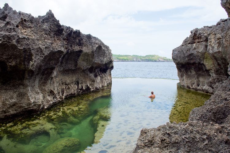 Seorang wisatawan tengah berendam di Angel?s Billabong, Nusa Penida.